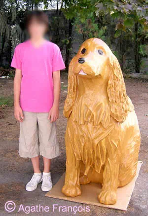 Sculpture du chien géant en papier maché