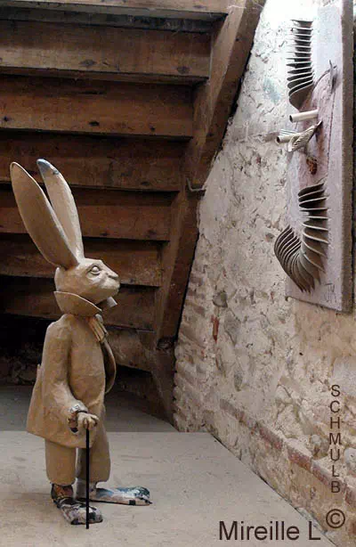 Sculpture d'un lièvre qui regarde une oeuvre d'art