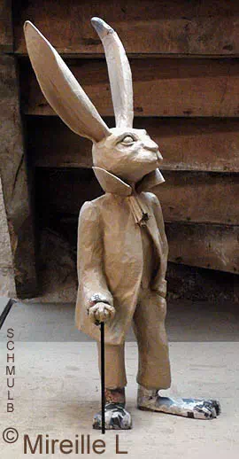 Statue en papier maché d'un lapin humanisé