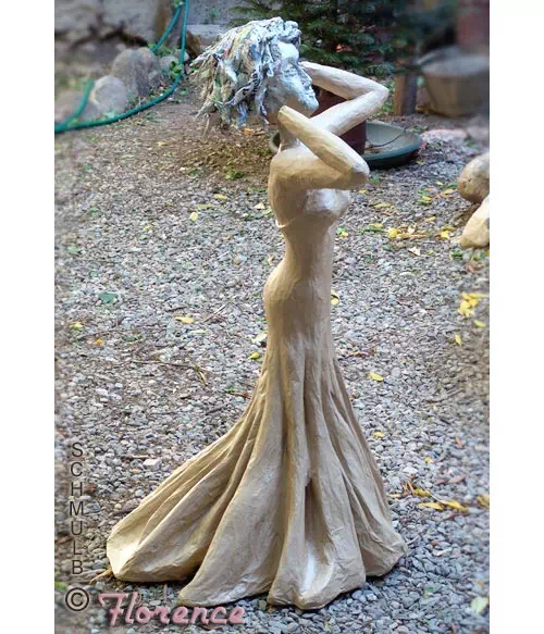 sculpture d'une femme en robe de soirée