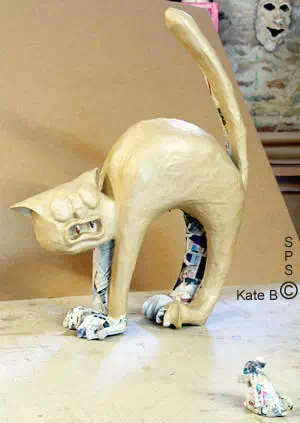 Statuettes en papier mache: Le matou chat effrayé par la souris