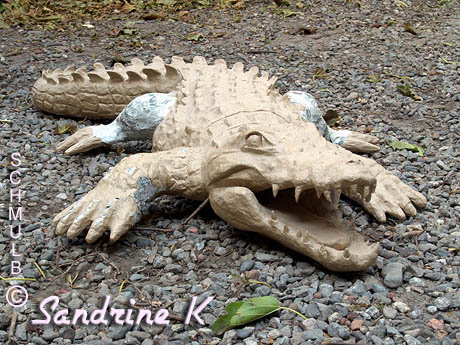 Sculpture en papier maché d'un crocodile