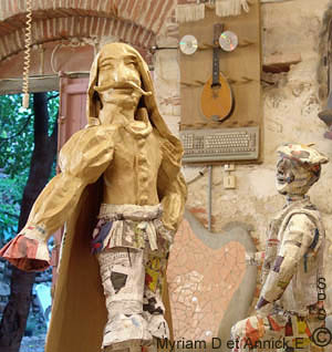 Cyrano de bergerac sculpté en papier mache