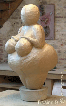 Sculpture en papier maché d'un deesse de la fécondité