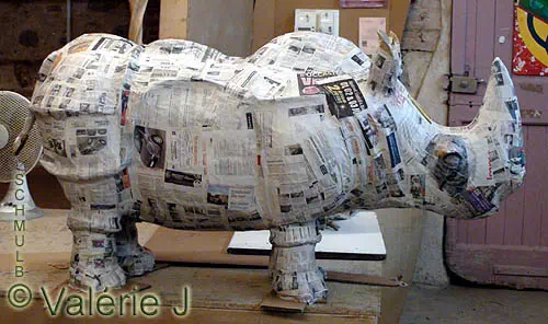 Rhinocéros en papier journal
