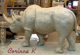 Modelage et sculpture d'un rhinoceros