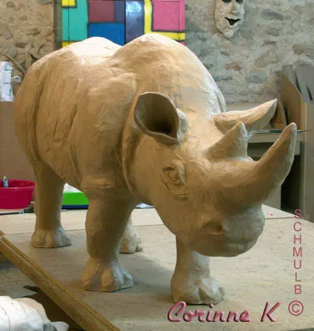 Sculpture d'un rhinocéros en papier maché