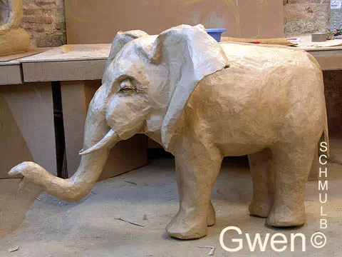 Sculpture d'un éléphant en papier maché