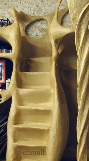 Sculpture d'un escalier en papier maché