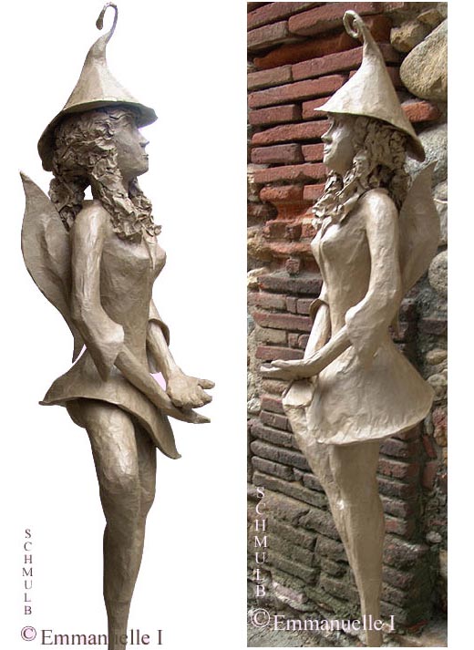 Statue d'une fée en papier maché.