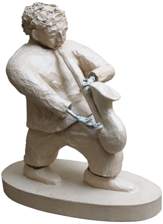 Sculpture en papier mache d'un musicien avec un saxophone