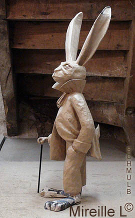 Sculpture d'un lapin en papier mache