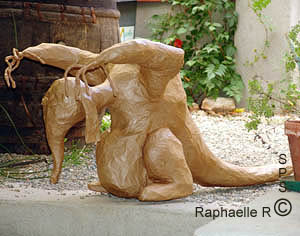 Sculpture d'un monstre rigolo en papier maché