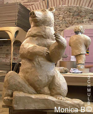 Un bel ours sculpté en papier maché