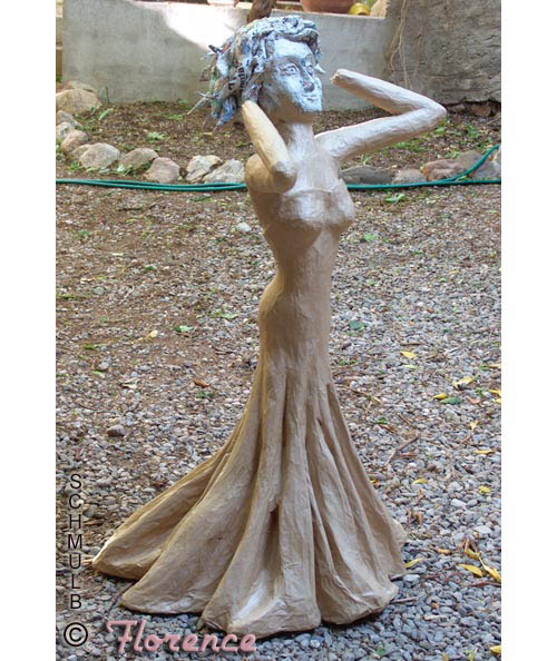 Statue d'une femme en papier maché