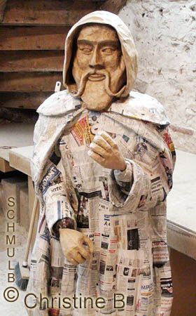 Statue en papier journal de l'hermite