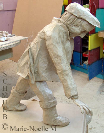 Sculpture d'un papy chercheur de champignons