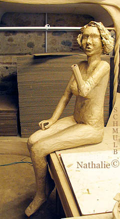Sculpture d'une femme assise
