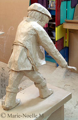 Statue en papier mache d'un chercheur de champignons