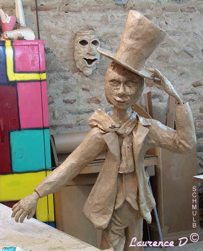 Statue en papier maché d'un homme ou personnage avec un chapeau