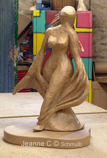 Statue d'un personnage féérique en papier mache