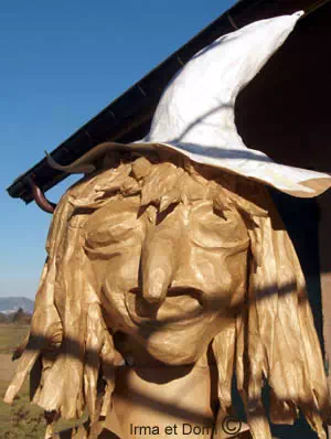Sculpture tete de sorciere en papier maché